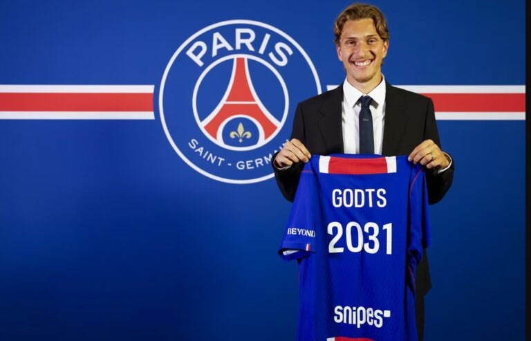 OFFICIAL | Paris Saint-Germain sign Götze from Ajax