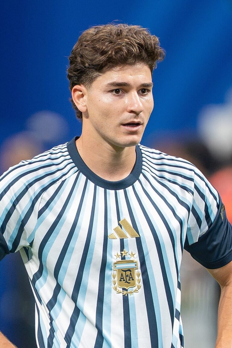 Will Barcelona offer players to convince Atletico Madrid to release Julian Alvarez?