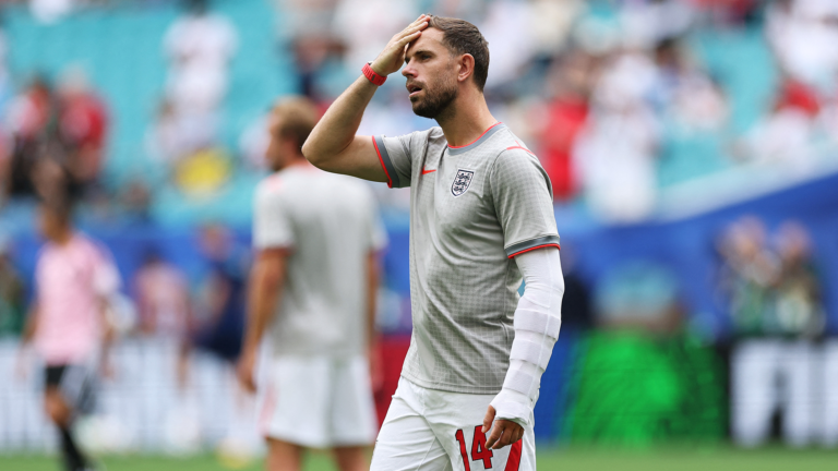 Chelsea is backtracking on its policy of exclusively relying on young players and is turning towards the “old guard”.